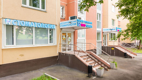 Вход в стоматологию на Беломорской
